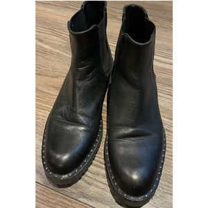 Black leather Chelsea boots sz 7